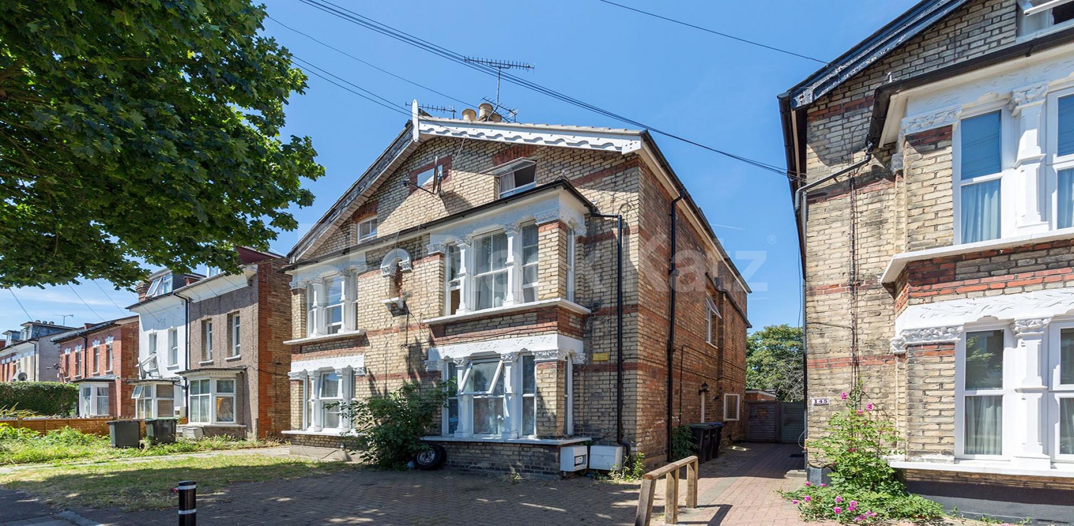 			GREAT VALUE !, 3 Bedroom, 1 bath, 1 reception Flat			 Whittington Road, Bounds Green